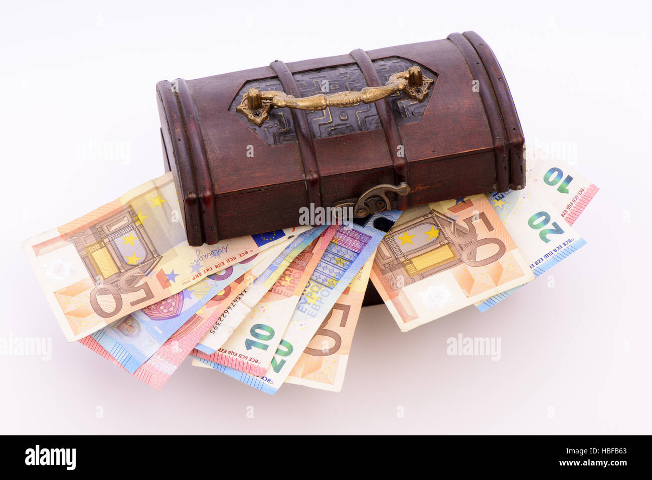 Schatztruhe mit Euro-Banknoten Stockfoto