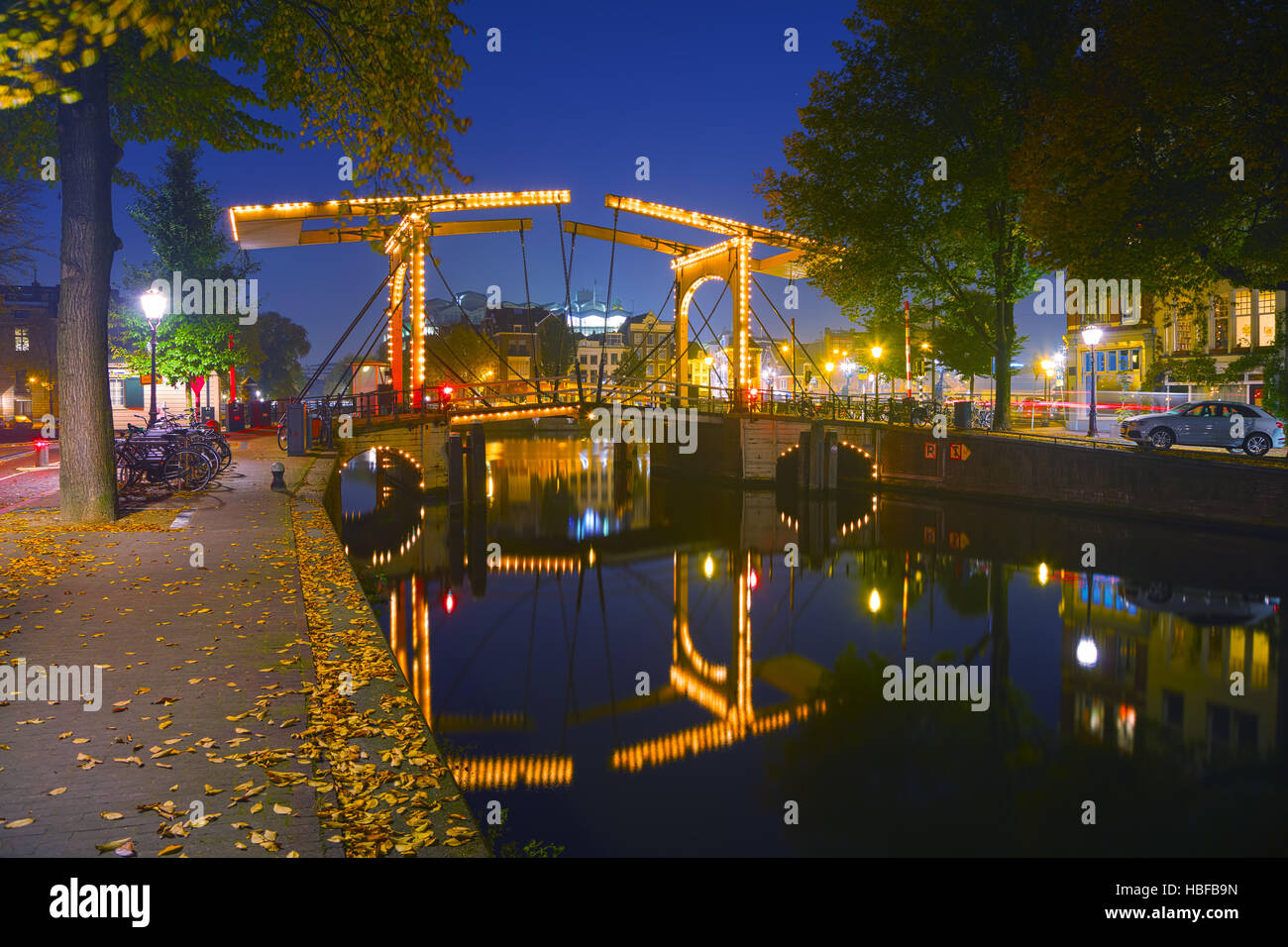 Blick auf die Stadt Amsterdam mit Kanälen und Brücken in der Nacht Stockfoto