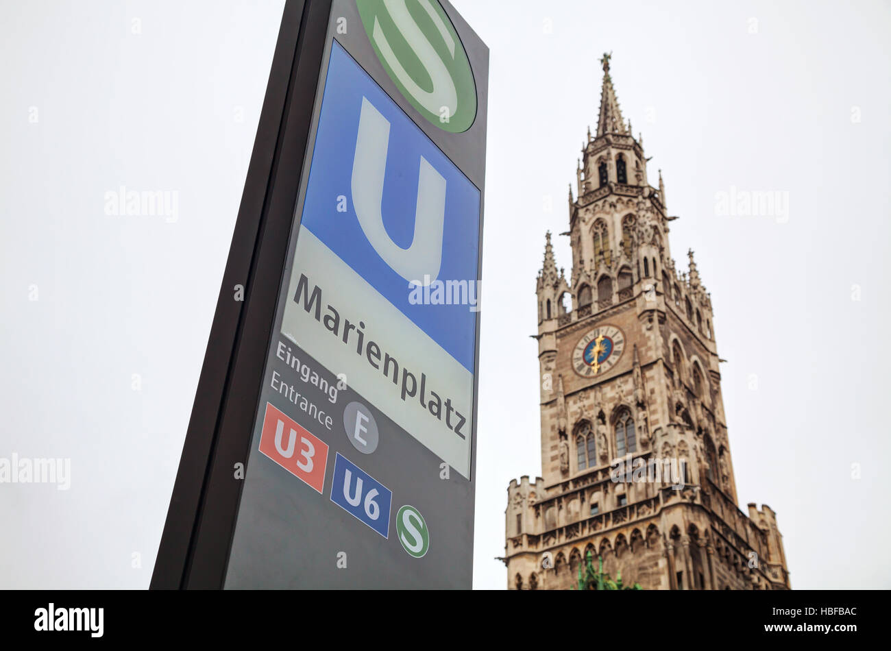 München - NOVEMBER 30: Marienplatz u-Bahnstation Zeichen am 30. November 2015 in München. Es ist die 3. größte Stadt in Deutschland, nach Berlin und Hamburg Stockfoto