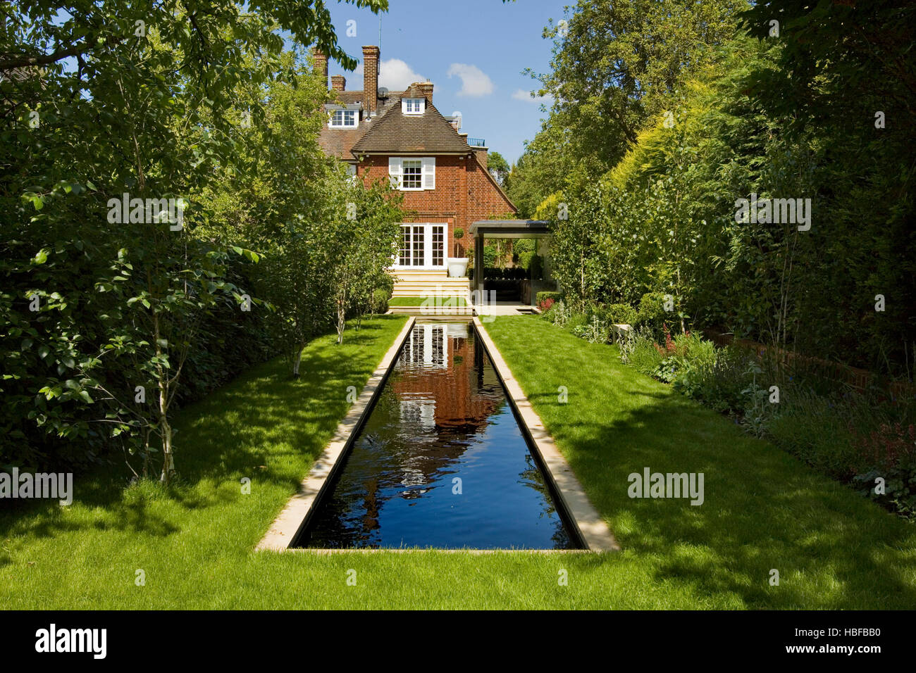 Wasser-Rill in einem Garten in Hampstead Stockfoto