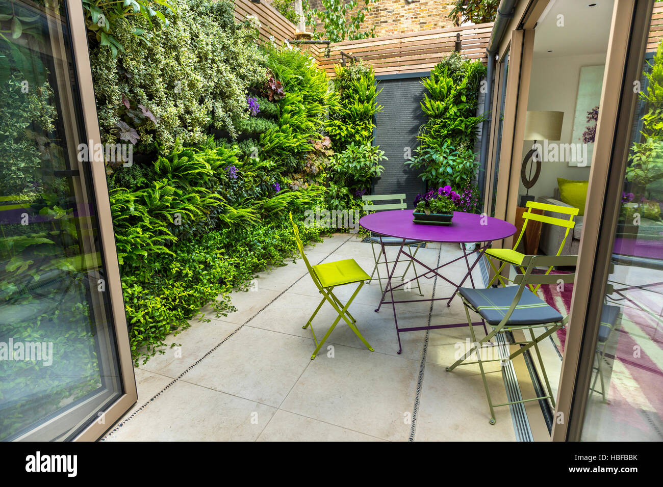 Kleine und gemütliche Garten in Kensington, London Stockfoto