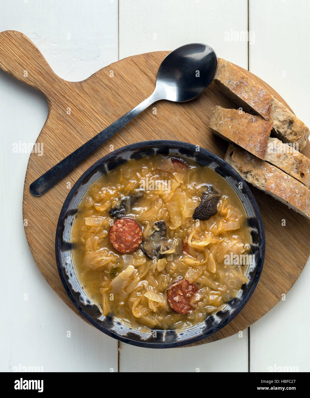 Weihnachten-Kohlsuppe auf weißem Hintergrund aus Holz. Stockfoto