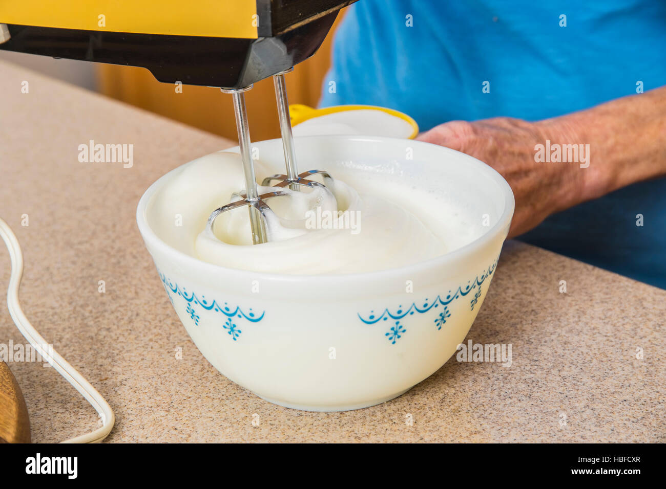Frau Auspeitschen Eiweiß für Kürbis tortencreme Erntedank- Stockfoto