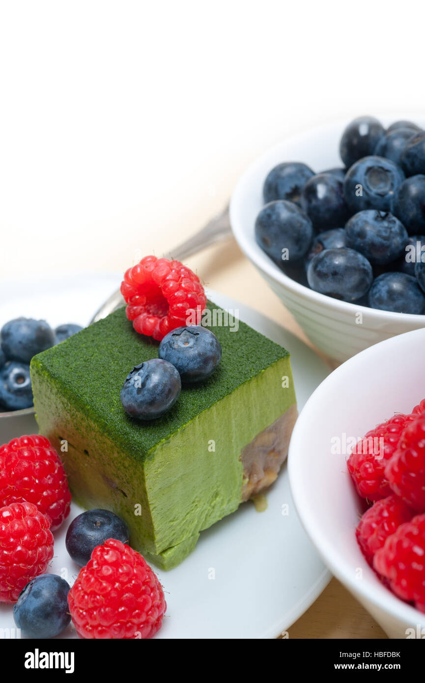 Grüner Tee Matcha Mousse Torte mit Beeren Stockfoto