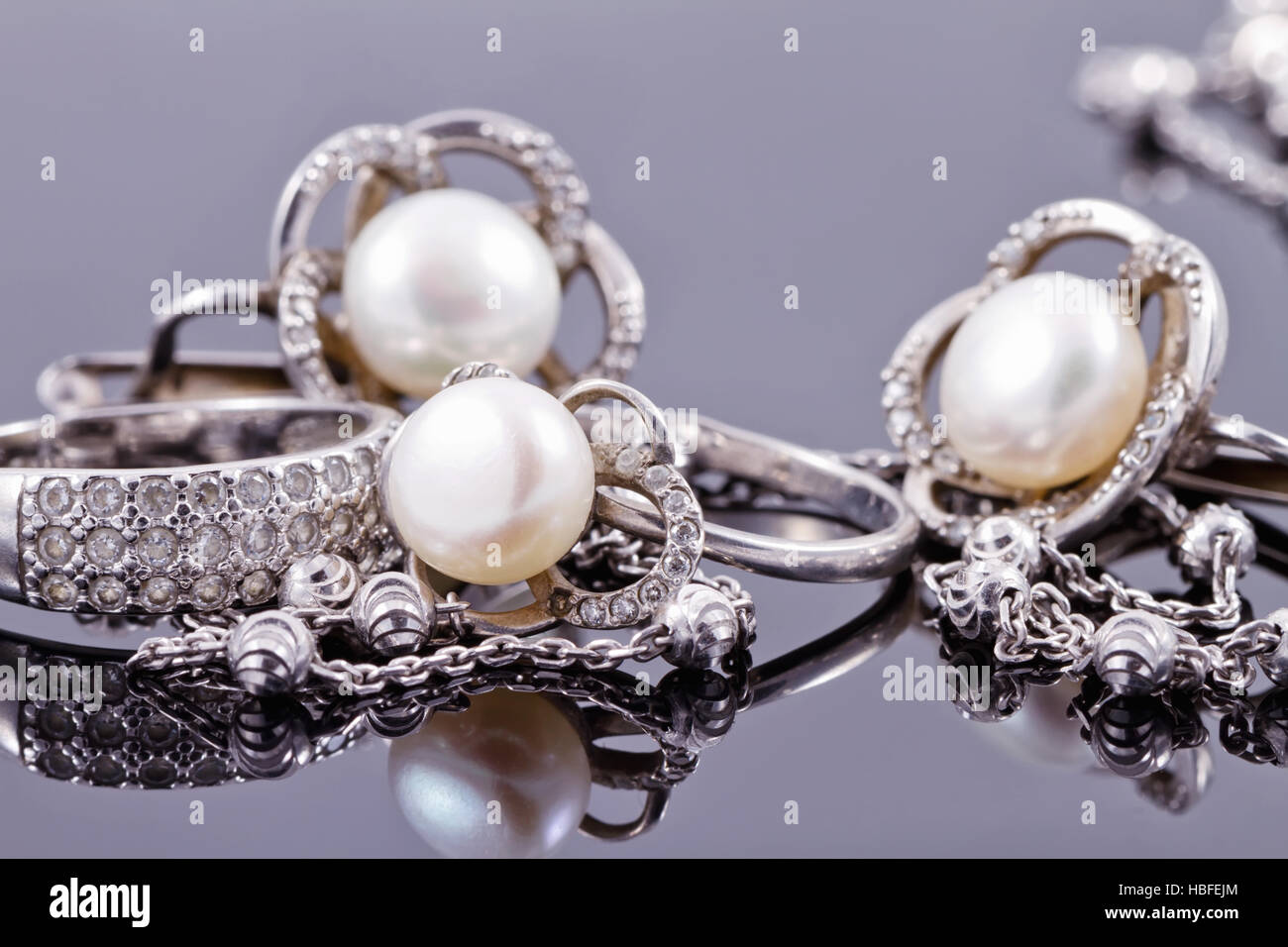 Feine silberne Ringe und ungewöhnliche Silberkette Stockfoto