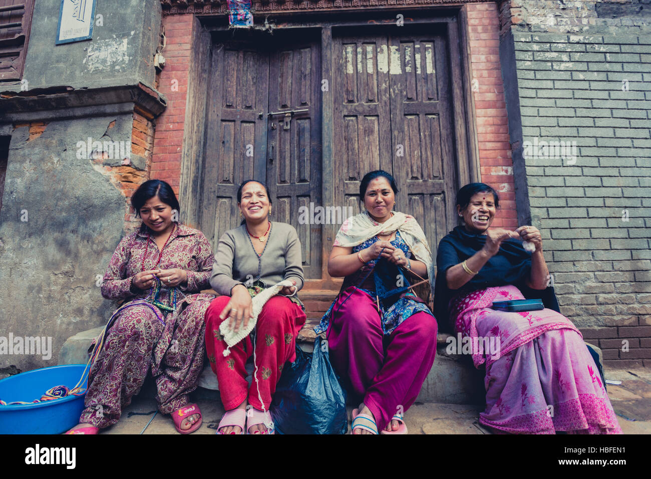 Frauen in Bhaktapur lächelnd und arbeiten auf der Straße Stockfoto