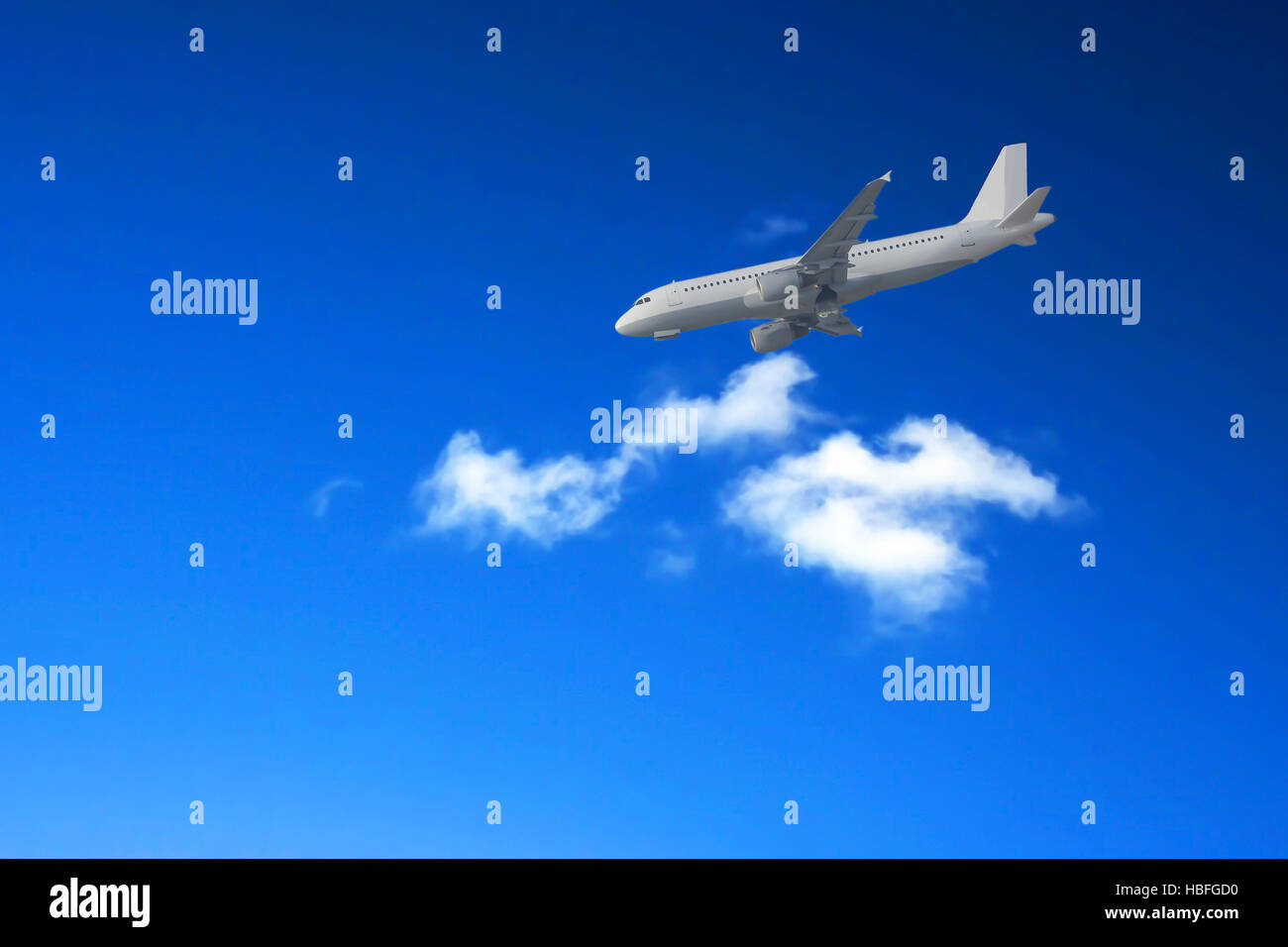 Flugzeug Landung vor blauem Himmel. Stockfoto