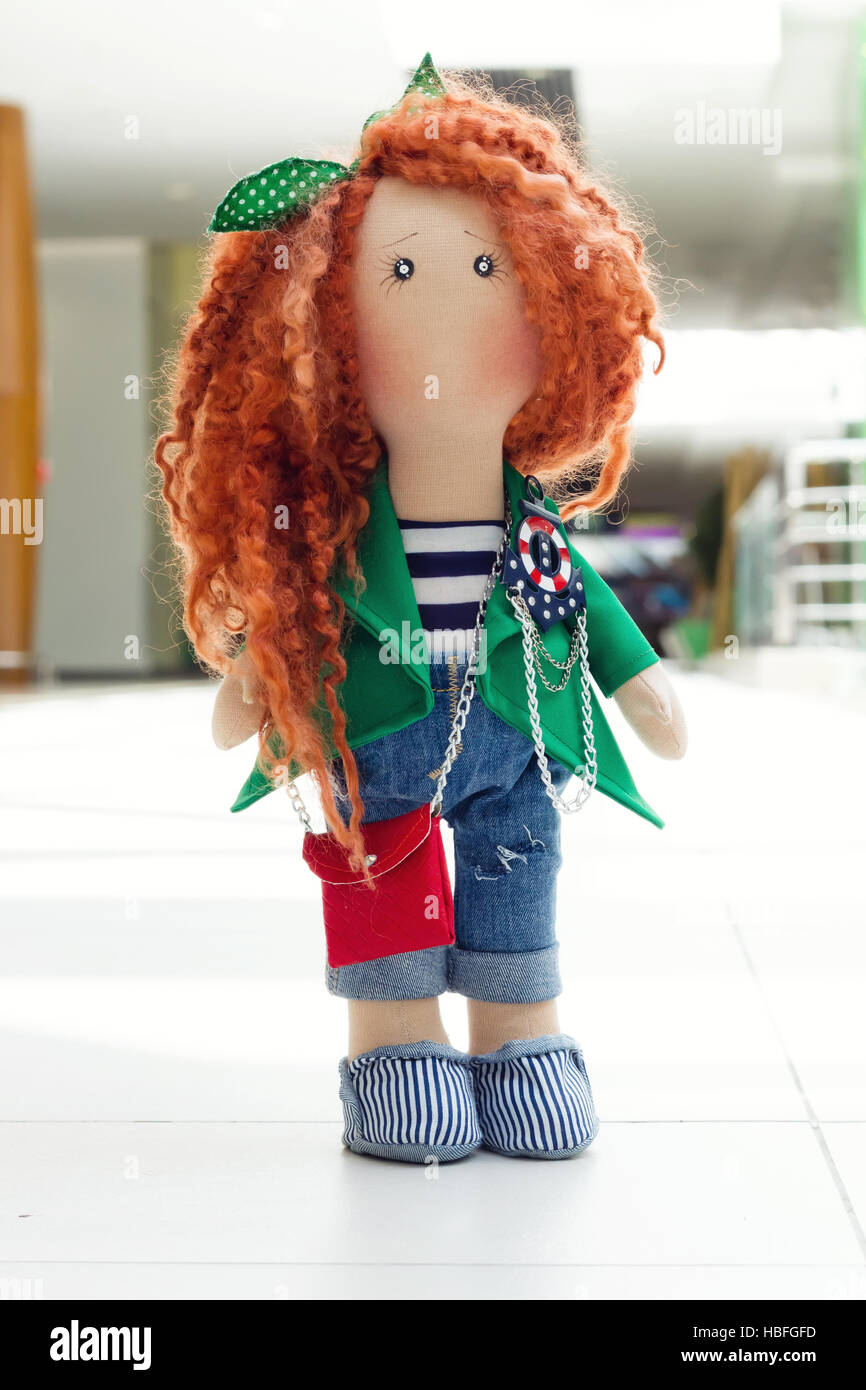 handgemachte Puppe mit roten Locken Stockfoto