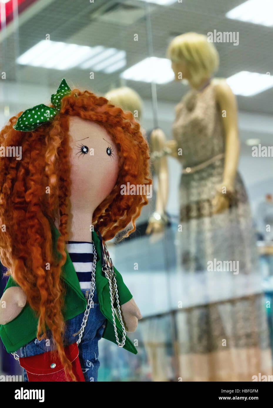 handgemachte Puppe mit roten Locken Stockfoto