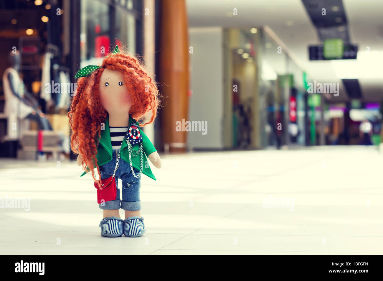 handgemachte Puppe mit roten Locken Stockfoto