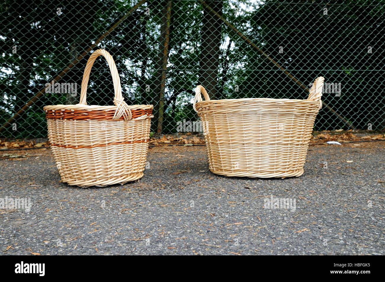 neu, aber alte Verbraucher Gebrauchsgüter Weidenkörbe Stockfoto