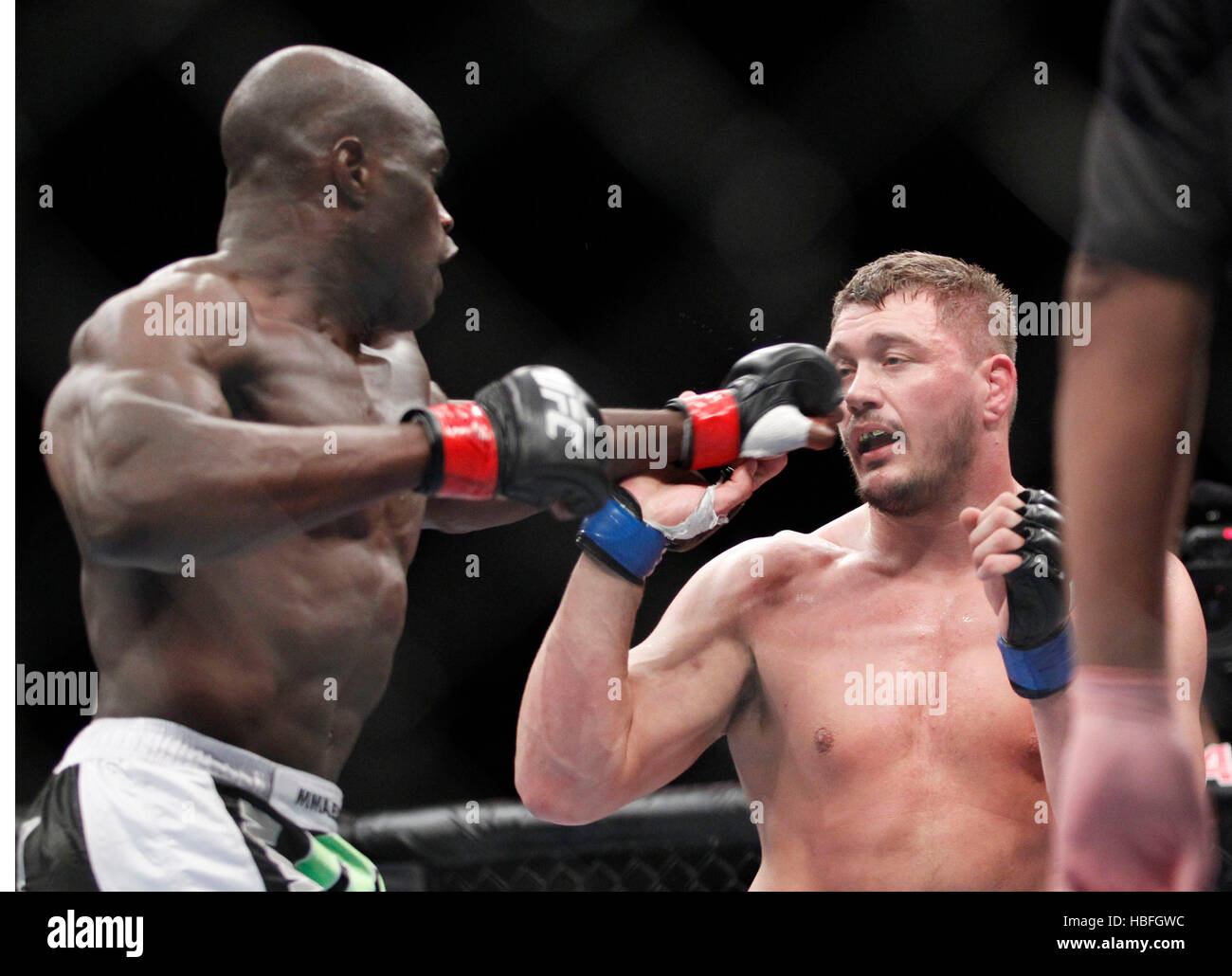 Cheick Kongo schlägt links, Matt Mitrione bei UFC 137 im Mandalay Events Center in Las Vegas, Nevada auf Samstag, 29. Oktober 2011. Foto von Francis Specker Stockfoto