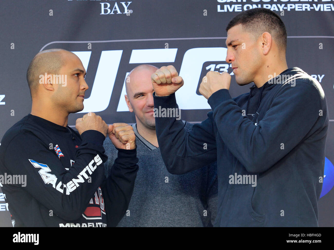 UFC-Kämpfer BJ Penn, links, und Nick Diaz posieren für Fotos, wie UFC-Präsident Dana White im Hintergrund während einer Pressekonferenz für UFC 137 in Las Vegas, Nevada auf Donnerstag, 27. Oktober 2011 blickt auf. Foto von Francis Specker Stockfoto