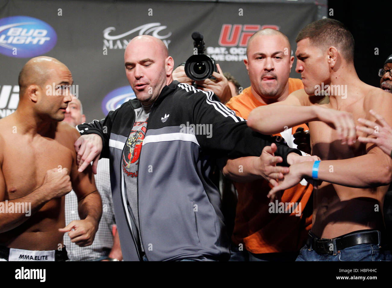 UFC-Kämpfer Nick Diaz, rechts und links, BJ Penn ist getrennt von UFC-Präsident Dana White während einer wiegen für UFC 137 in Las Vegas, Nevada auf Freitag, 28. Oktober 2011. Foto von Francis Specker Stockfoto