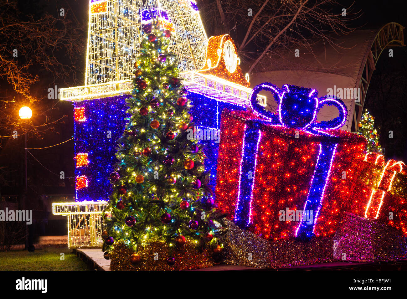 festlich dekorierten Weihnachtsbaum in Winter Park Stockfoto