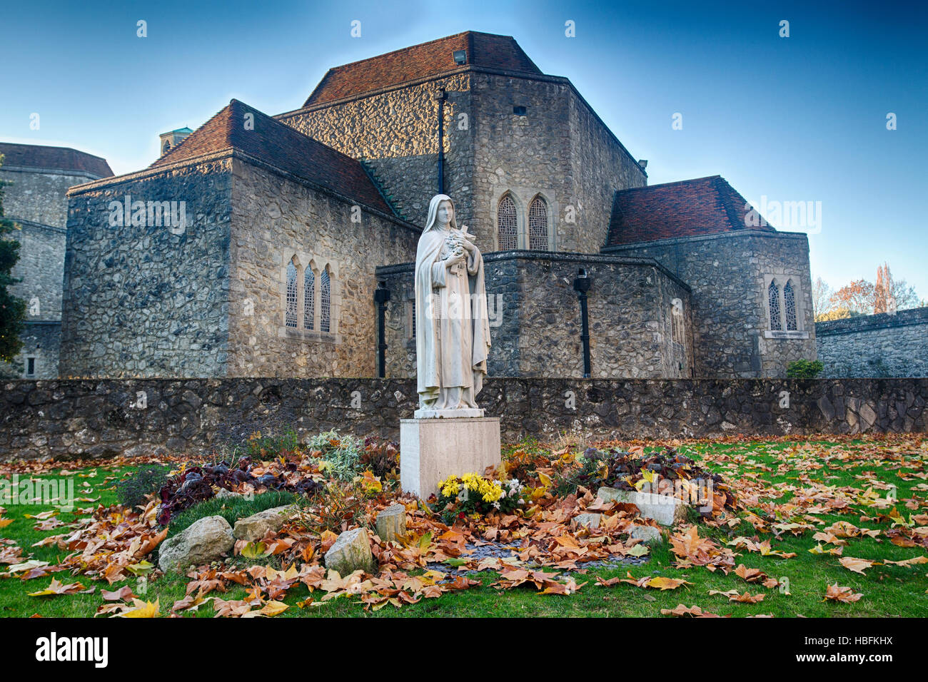 Die Jungfrau Maria-Statue in den Rosenkranz an die Brüder Aylesford Kent England uk in späten Herbstsonne Walk Stockfoto