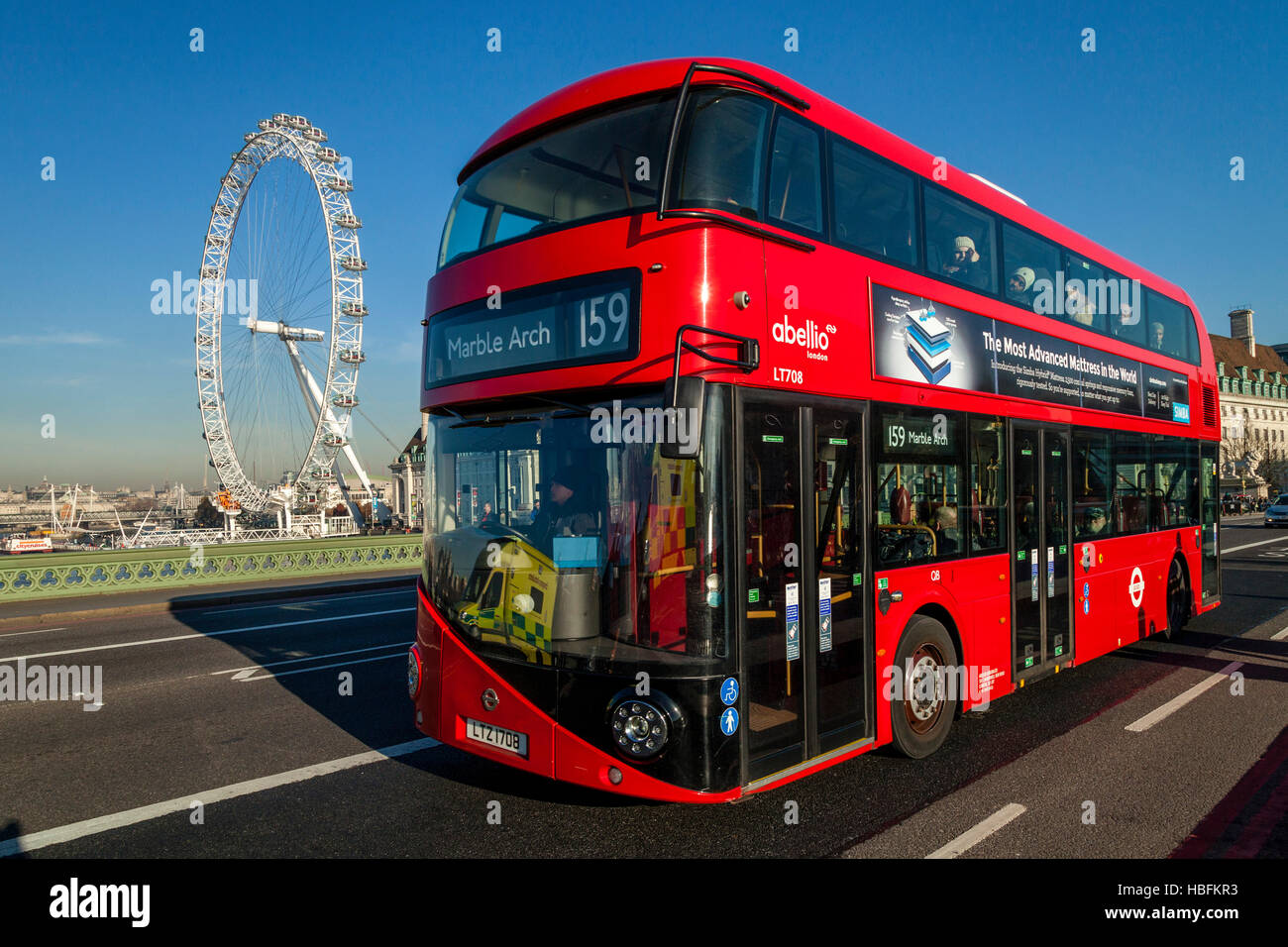 London Bus Kreuzung Westminster Brücke mit dem London Eye im Hintergrund, London, England Stockfoto