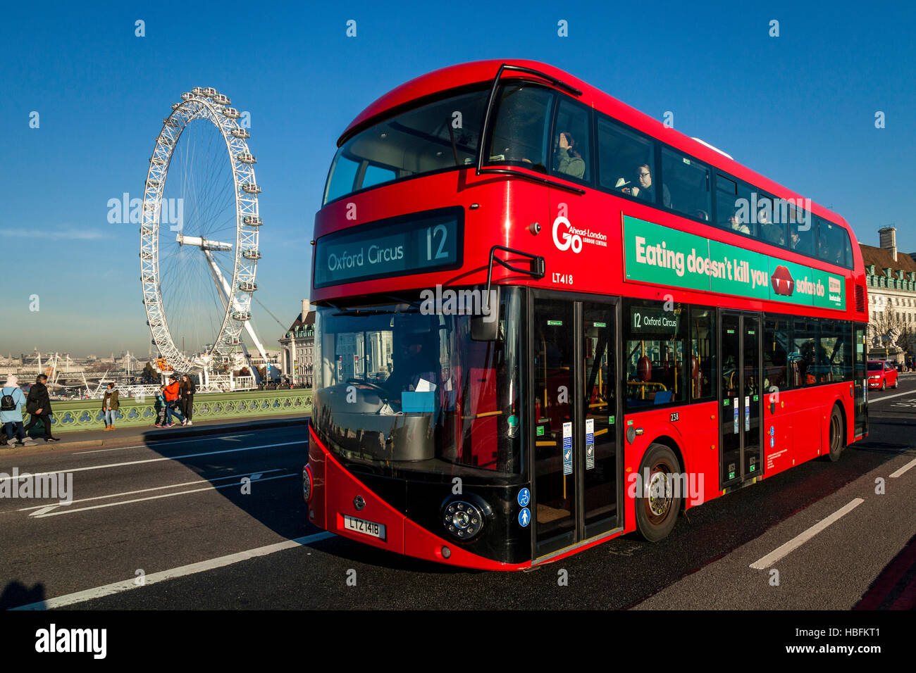 London Bus Kreuzung Westminster Brücke mit dem London Eye im Hintergrund, London, England Stockfoto