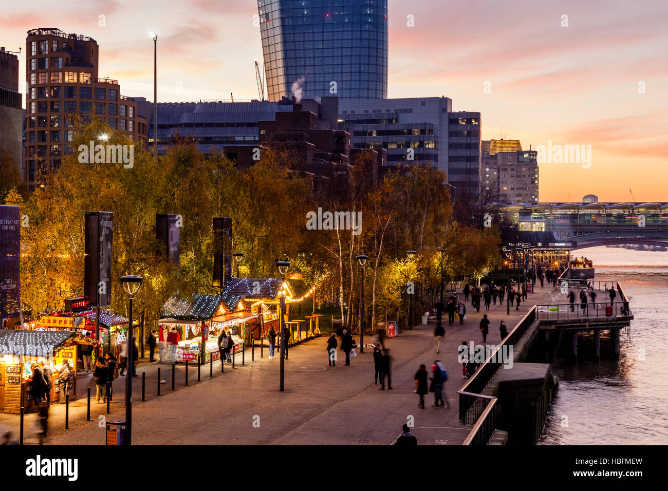 Der Weihnachtsmarkt auf dem Tate Modern, London, England Stockfoto