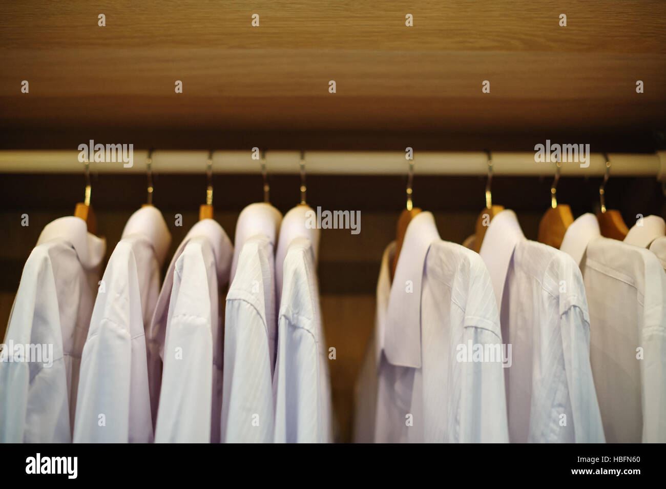 weißes Hemd auf einem Kleiderbügel in den Schrank hängen Stockfoto