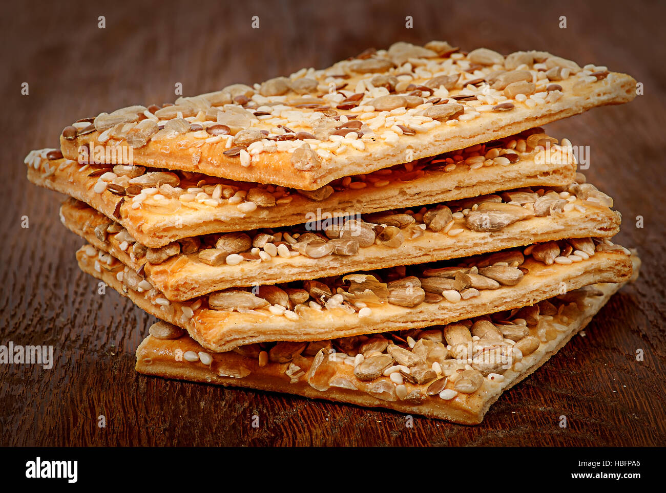 Stapel von Müsli-Cookies mit Samen auf einem Holztisch Stockfoto