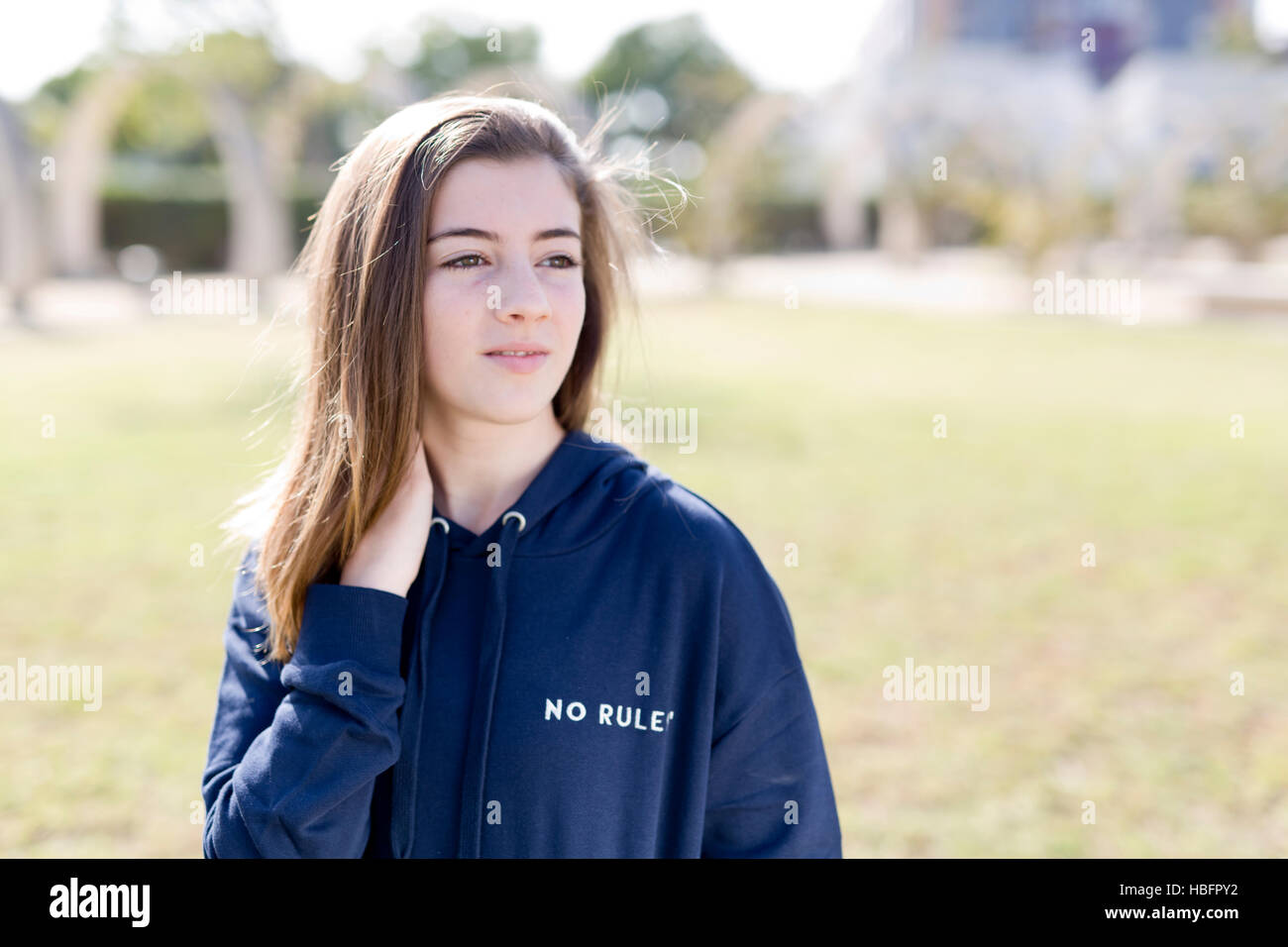 Porträt von Teenager-Mädchen, Hintergrundbeleuchtung, einem sonnigen Herbsttag. Stockfoto