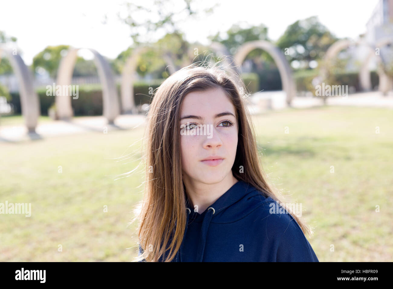 Porträt von Teenager-Mädchen, Hintergrundbeleuchtung, einem sonnigen Herbsttag. Stockfoto