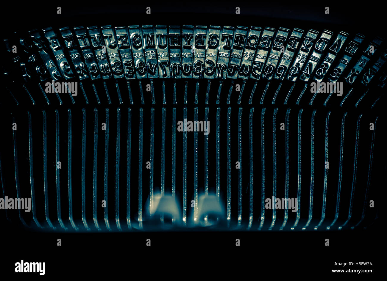Nahaufnahme der Buchstaben auf einer alten Schreibmaschine. Stockfoto