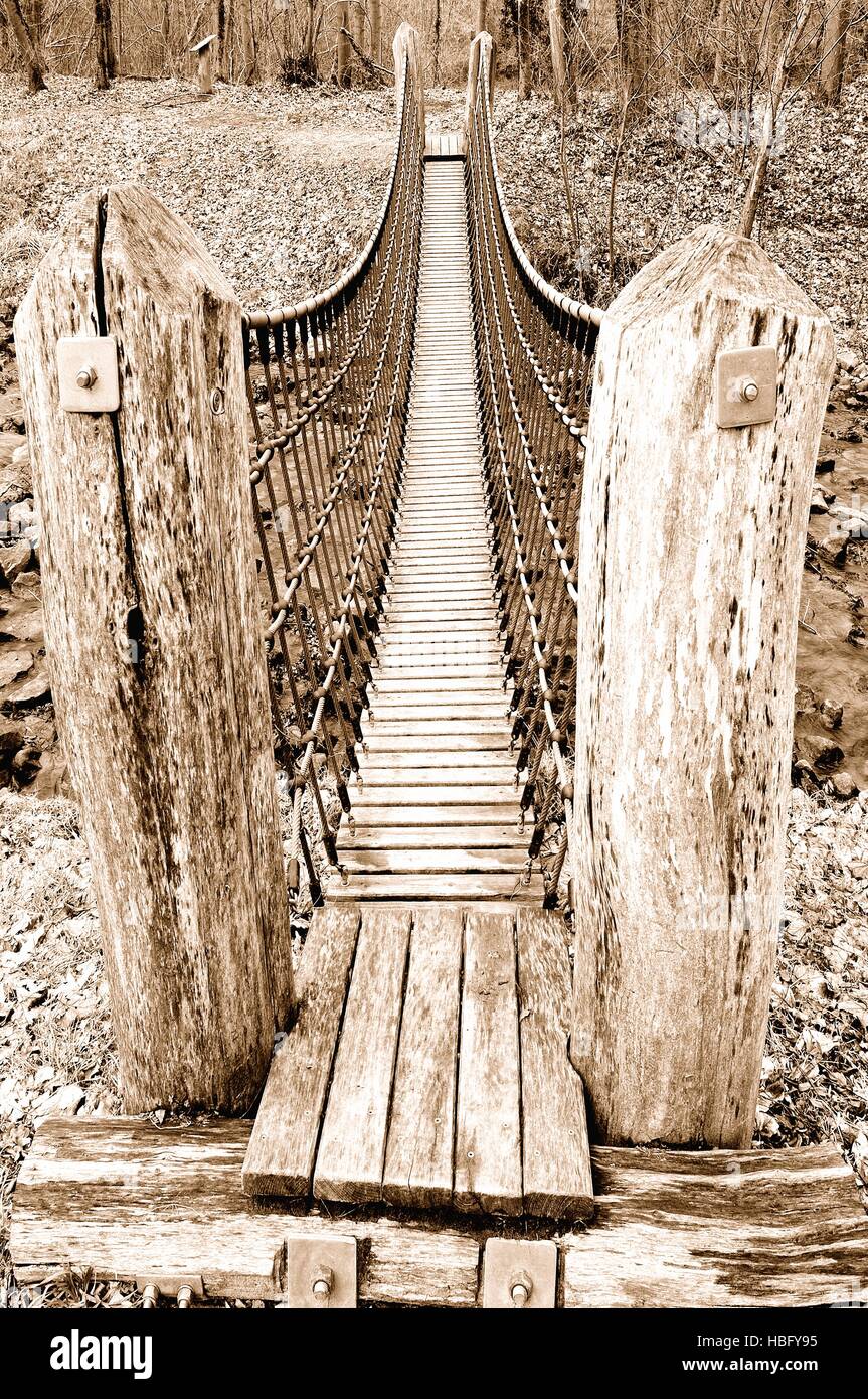 Hängebrücke über den Creek-sepia Stockfoto