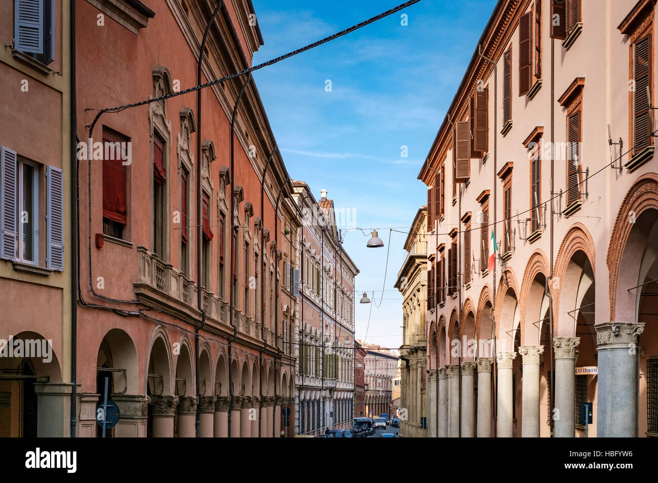 Blick auf Bologna Laubengängen. Über Galliera, Bologna, Emilia-Romagna Stockfoto