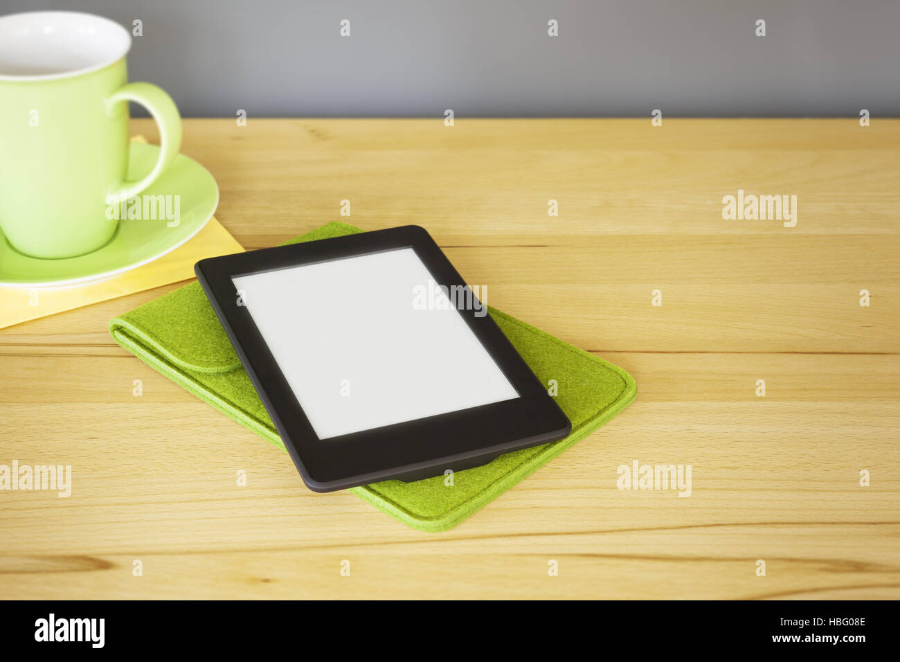 Ebook-Reader auf einem Holztisch Stockfoto