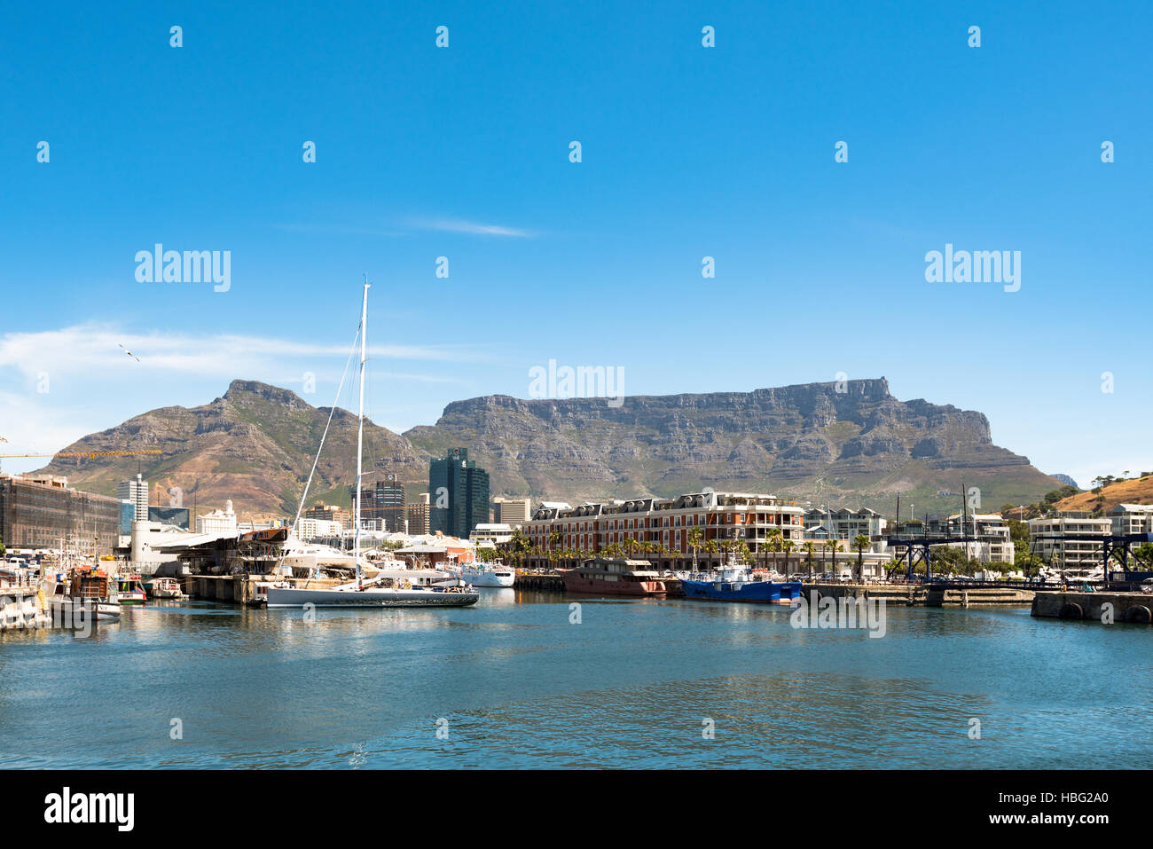 Berühmten V & A Waterfront von Kapstadt mit Berg Tabellenhintergrund Stockfoto