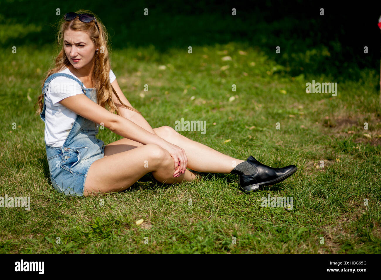 Mädchen auf dem Rasen Stockfoto