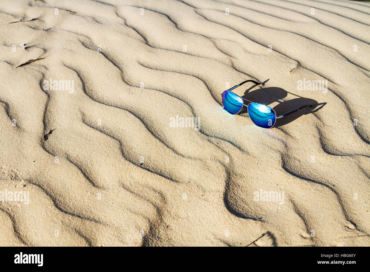 Sonnenbrille auf dem Sand in der Wüste. Stockfoto