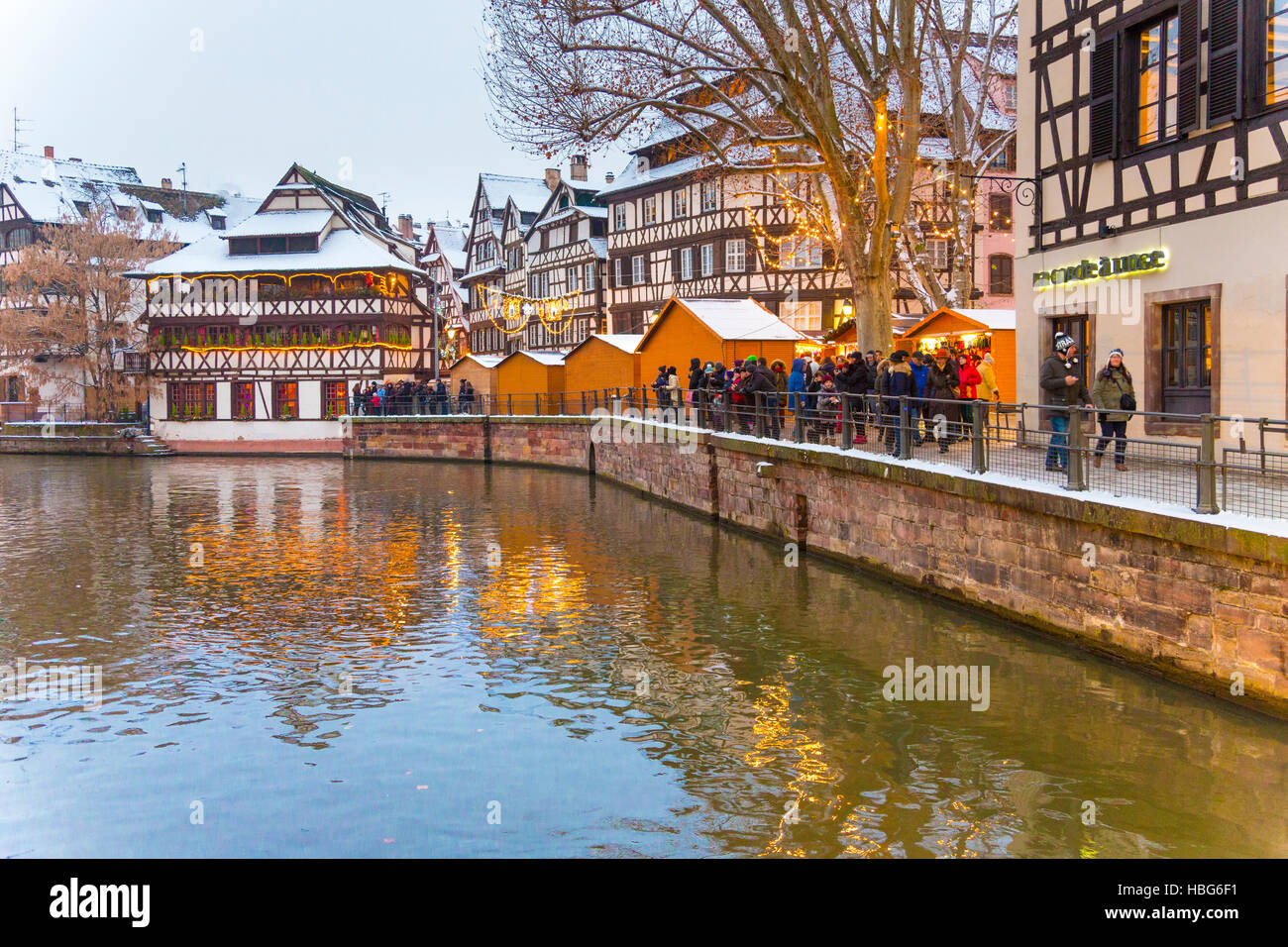 Weihnachtsmarkt in der Abenddämmerung Petite France (Petite France), Straßburg, Elsass, Bas-Rhin-Frankreich Stockfoto