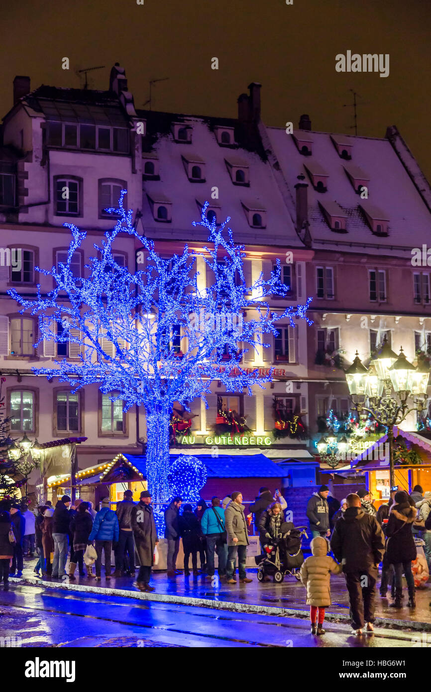 Weihnachtsmarkt und Blue Tree der Handwerker von Straßburg, Place Gutenberg, Elsass, Bas-Rhin, Frankreich Stockfoto