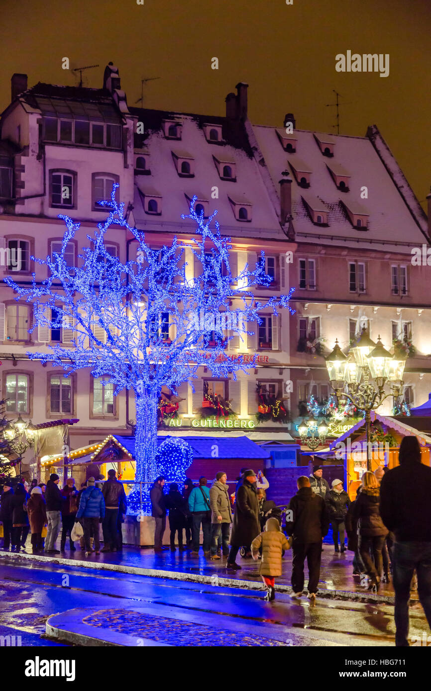 Weihnachtsmarkt und Blue Tree der Handwerker von Straßburg, Place Gutenberg, Elsass, Bas-Rhin, Frankreich Stockfoto