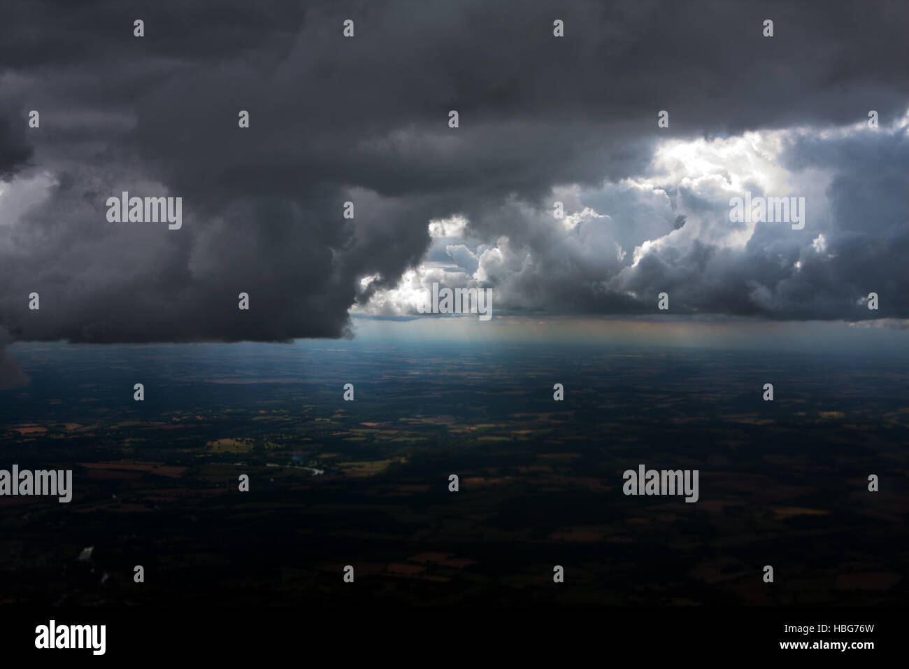 Luftaufnahme von Gewitterwolken über Ackerland Stockfoto