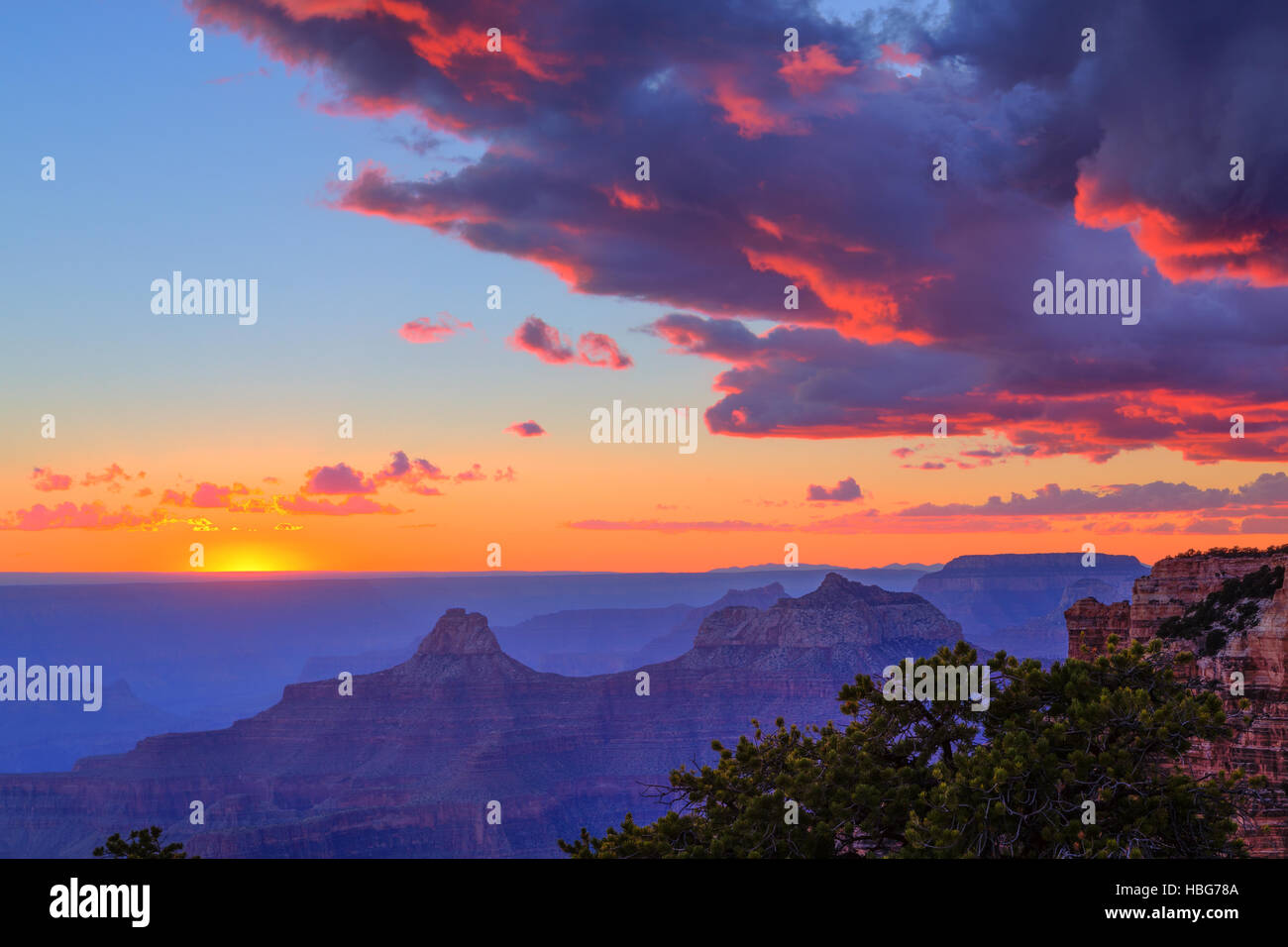 Grand Canyon, Sonnenuntergang, leuchtend roten Wolken, North Rim, Grand Canyon National Park, Arizona, USA Stockfoto