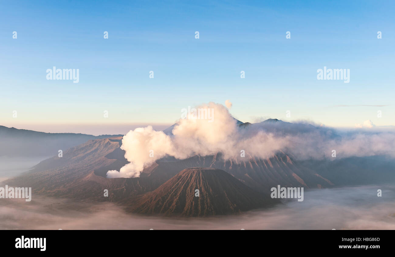 Mount Bromo Vulkan bei Sonnenaufgang, Bromo-Tengger-Semeru-Nationalpark, Mount Gunung Semeru, Mount Kursi, Mount Batok Rauchen Stockfoto