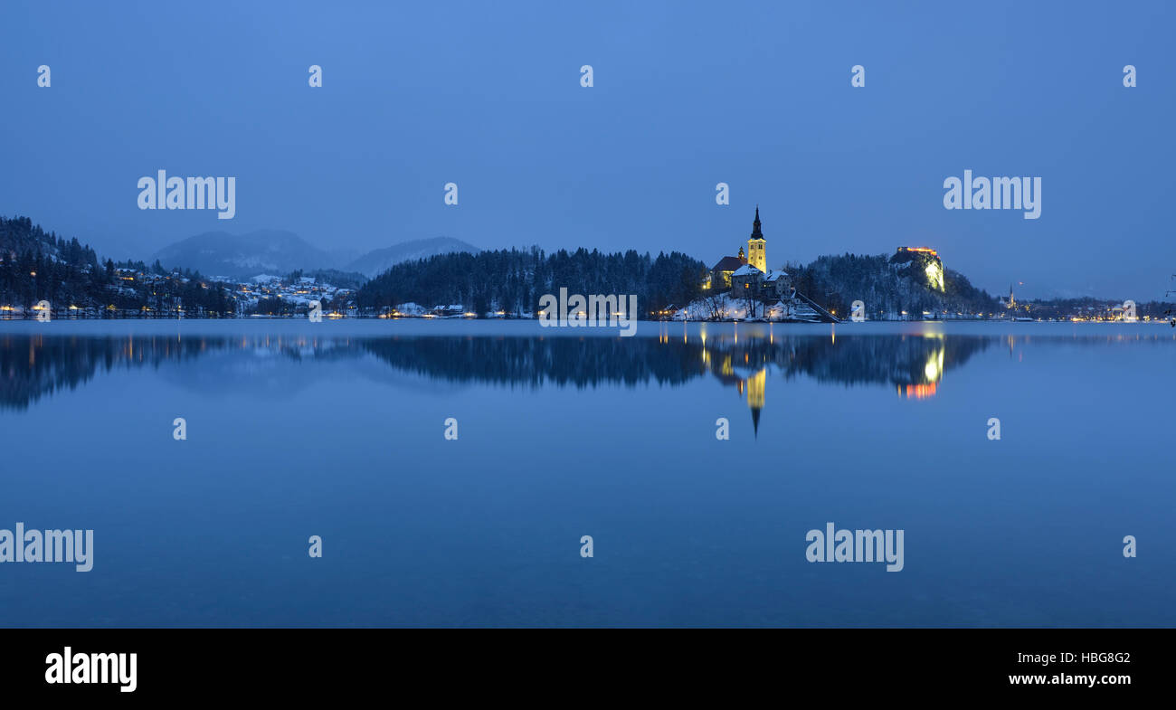 Bleder See in der Dämmerung im Winter, Julischen Alpen, Slowenien Stockfoto