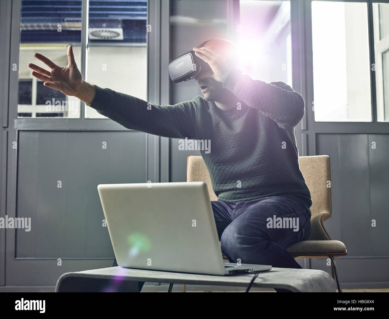 Mann mit VR-Schutzbrillen, virtual-Reality-Brille Stockfoto