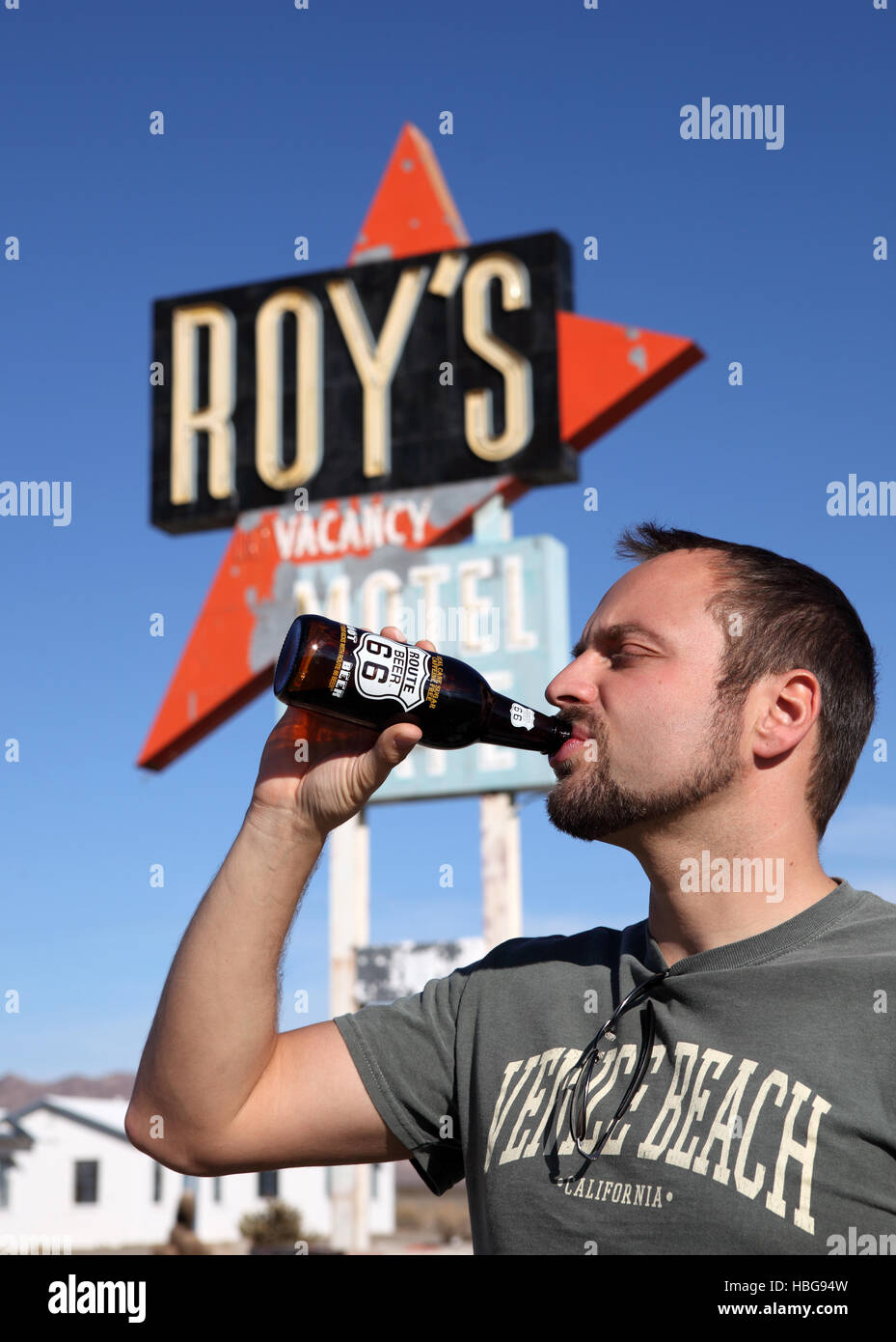 Mann trinkt Malzbier Stockfoto