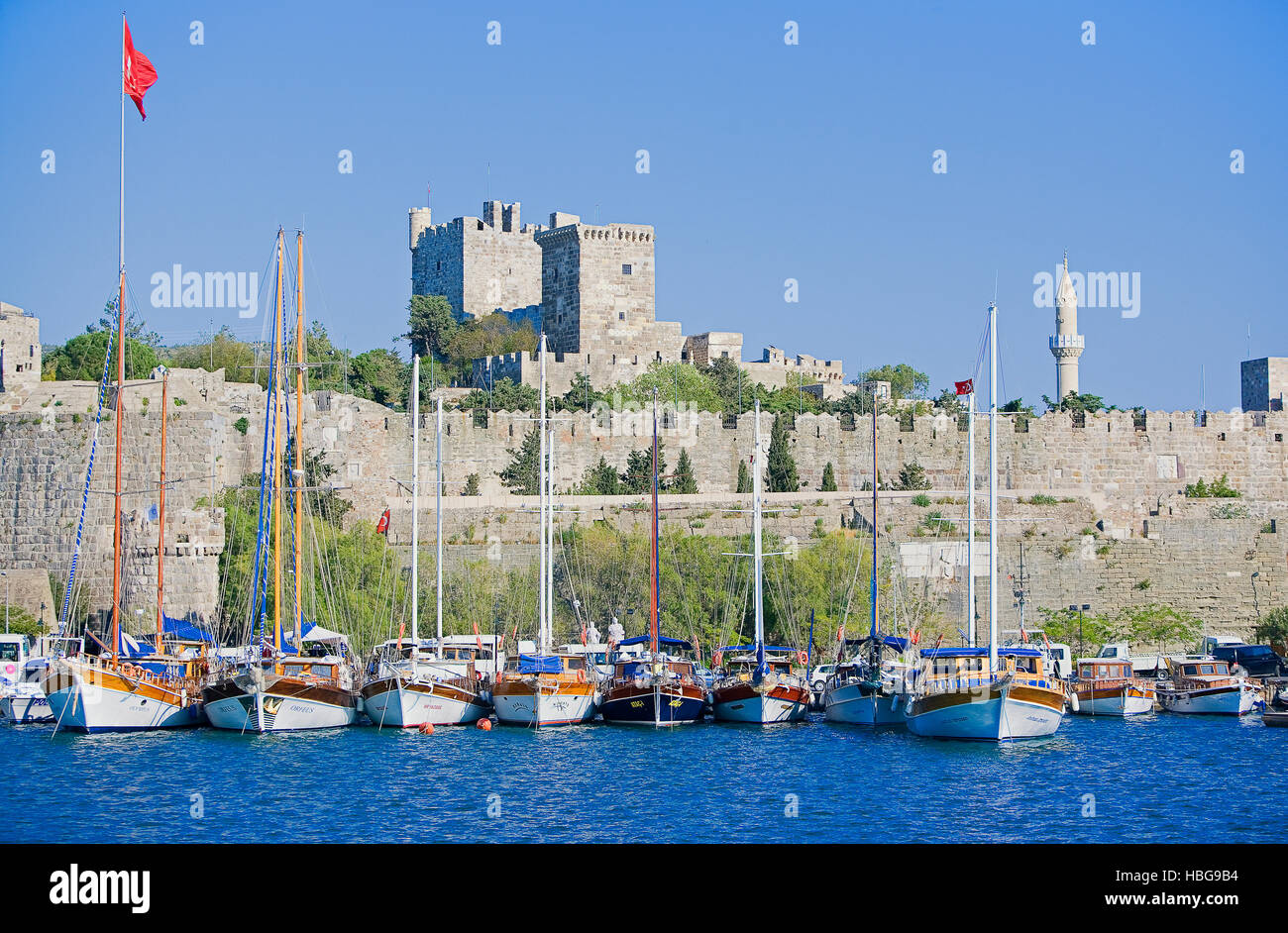 Boote vor der Burg von Bodrum oder St. Peter Burg, Bodrum Kalesi, Bodrum, Türkei Stockfoto