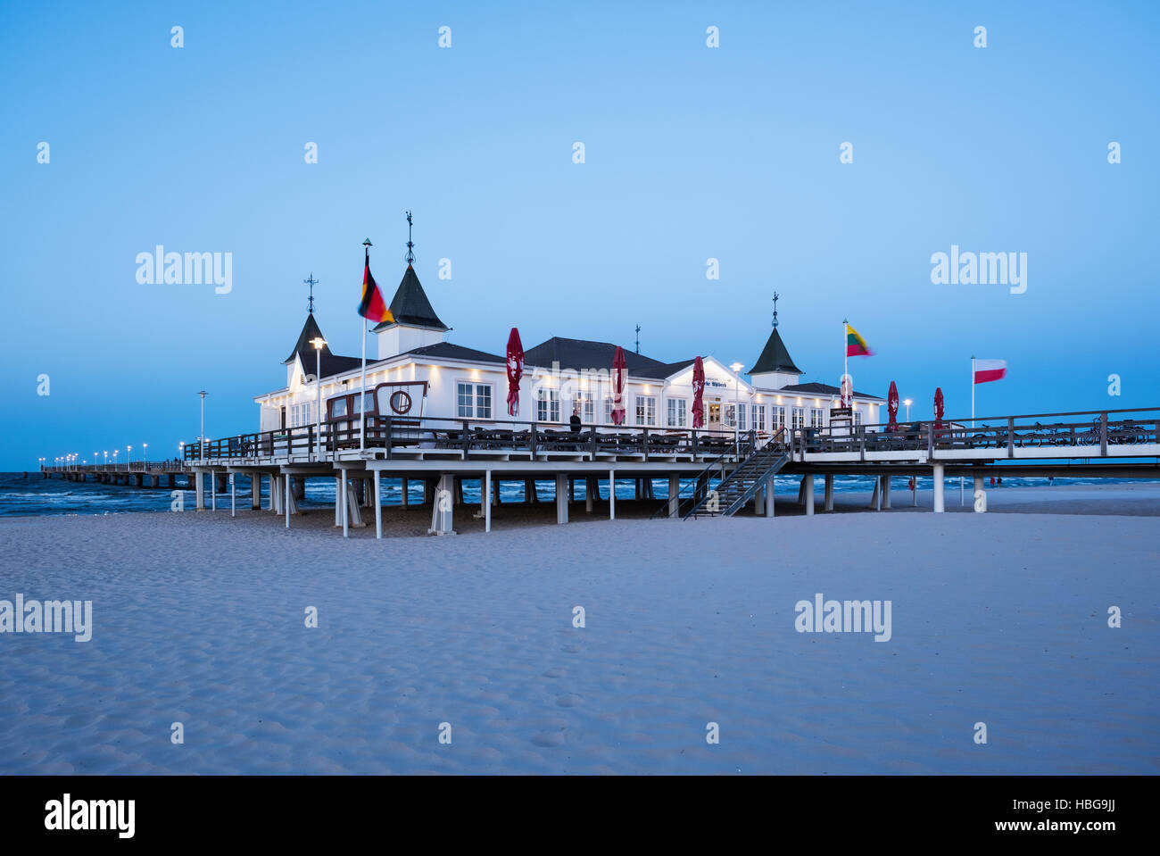 Ahlbeck Seaside Resort Pier in der Abenddämmerung, Ahlbeck, Heringsdorf, Usedom, Ostsee, Mecklenburg-Western Pomerania, Deutschland Stockfoto