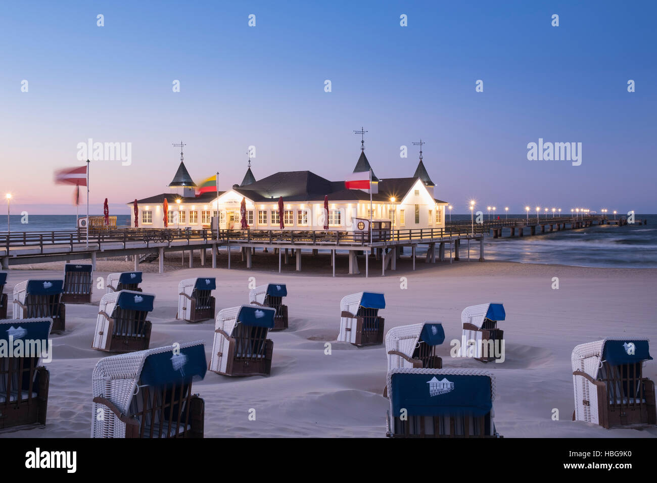 Strandkörbe, Ahlbeck Seaside Resort Pier in der Abenddämmerung, Ahlbeck, Heringsdorf, Usedom, Ostsee, Mecklenburg-Vorpommern Stockfoto