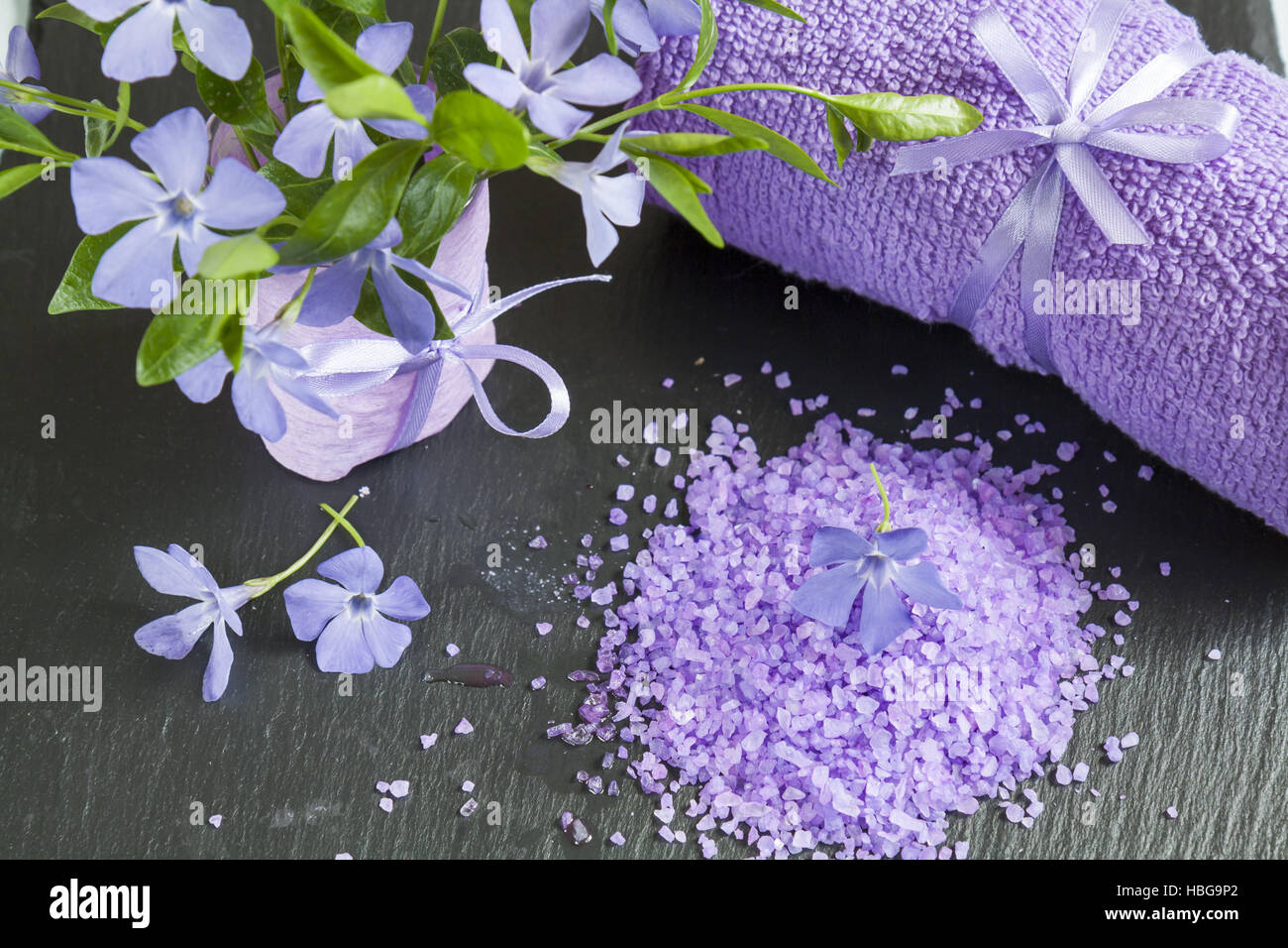 Lavendel Badesalz mit Blumen und Handtuch Stockfoto