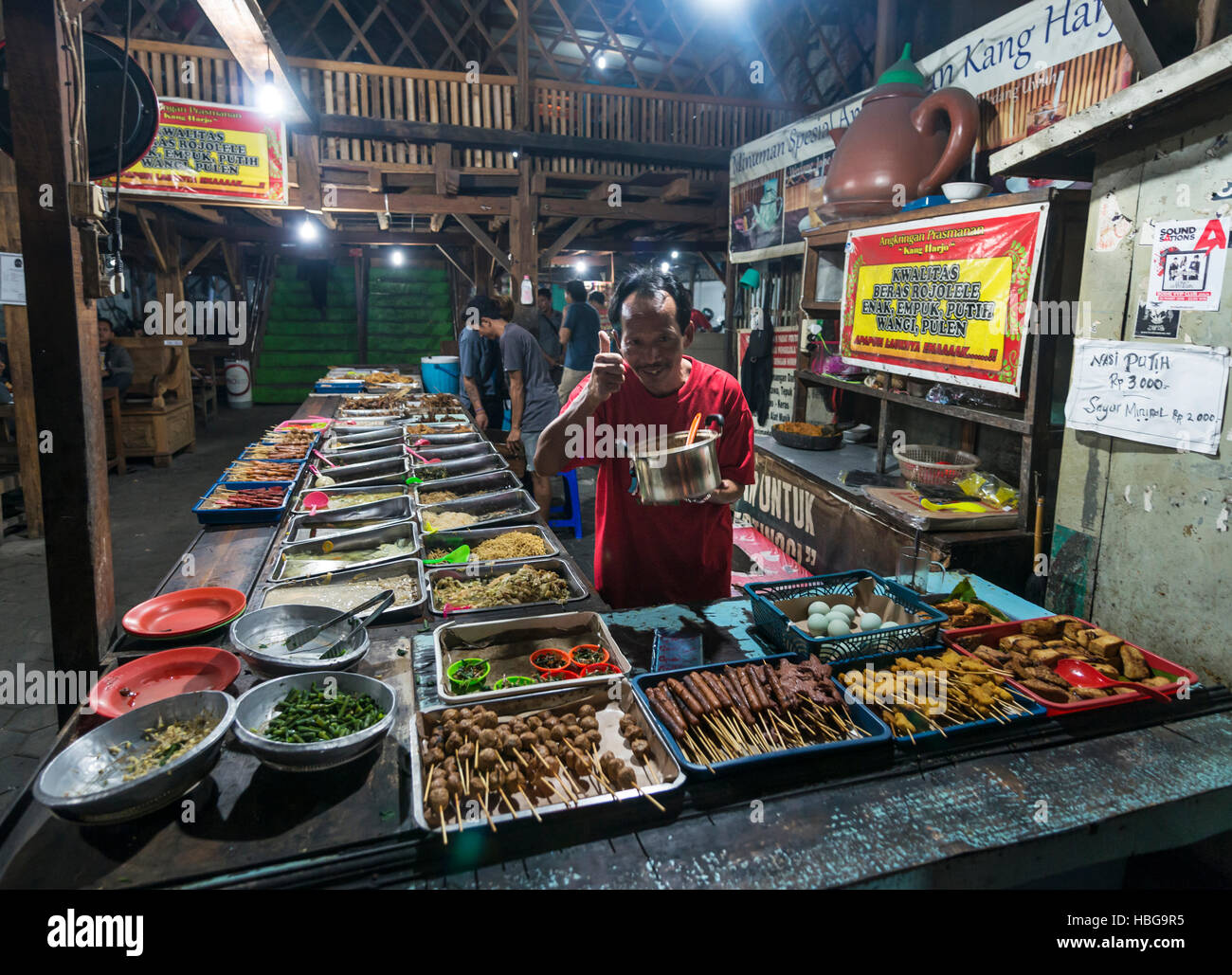 Indonesisches Essen am Stand, freundliche Verkäufer, Daumen hoch, Lebensmittelmarkt, Yogyakarta, Java, Indonesien Stockfoto