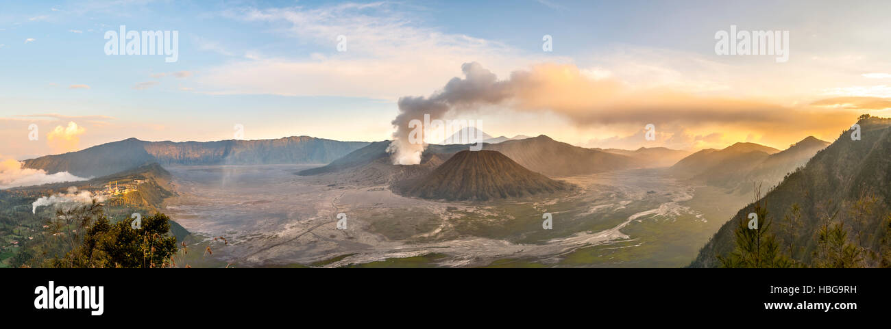 Sonnenaufgang, Rauchen Vulkan Gunung Bromo Mount Batok, Mount Kursi, Mount Semeru, Bromo-Tengger-Semeru-Nationalpark, Java Stockfoto