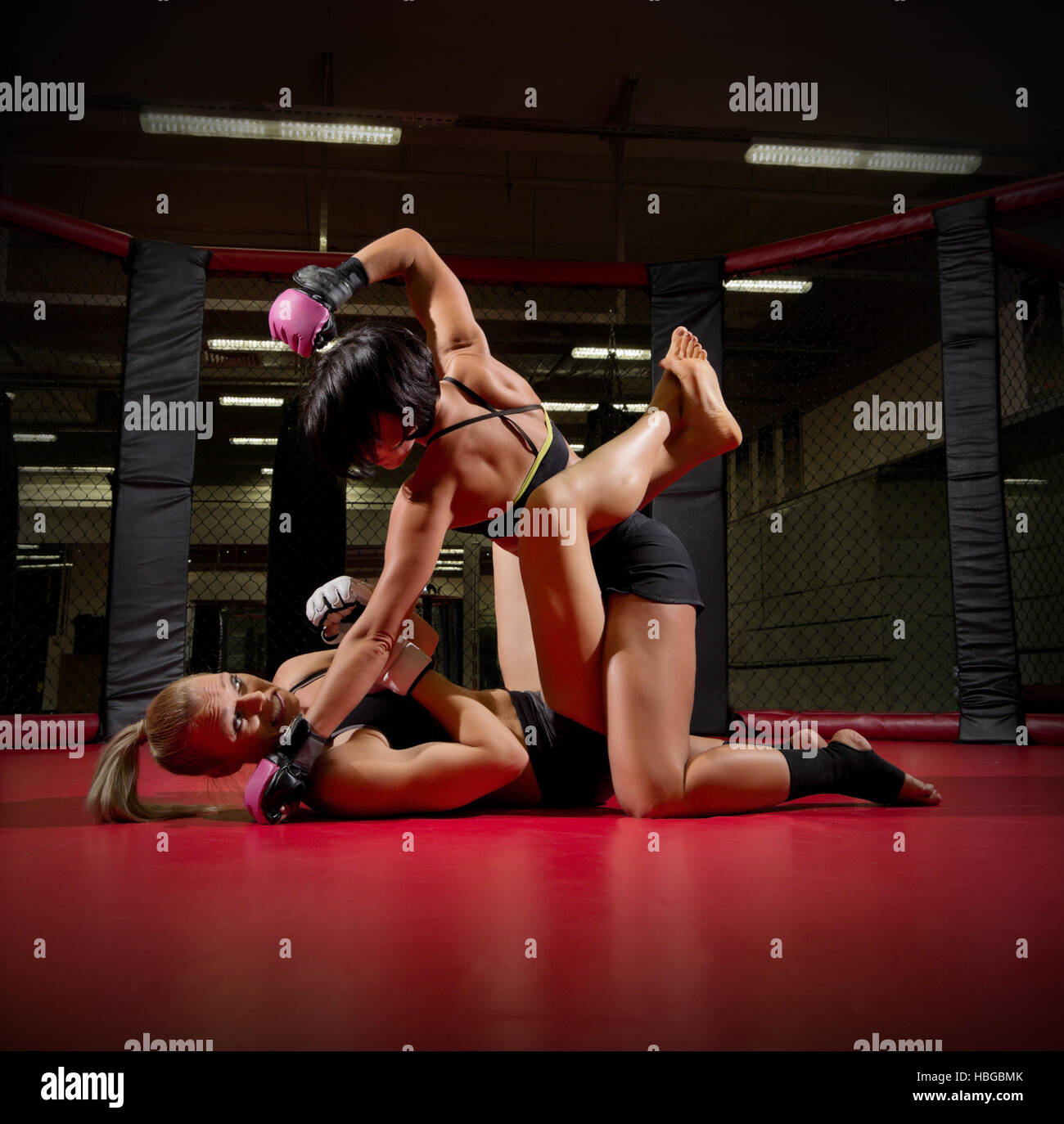 Zwei Wrestler-Frauen in der Sporthalle Stockfoto